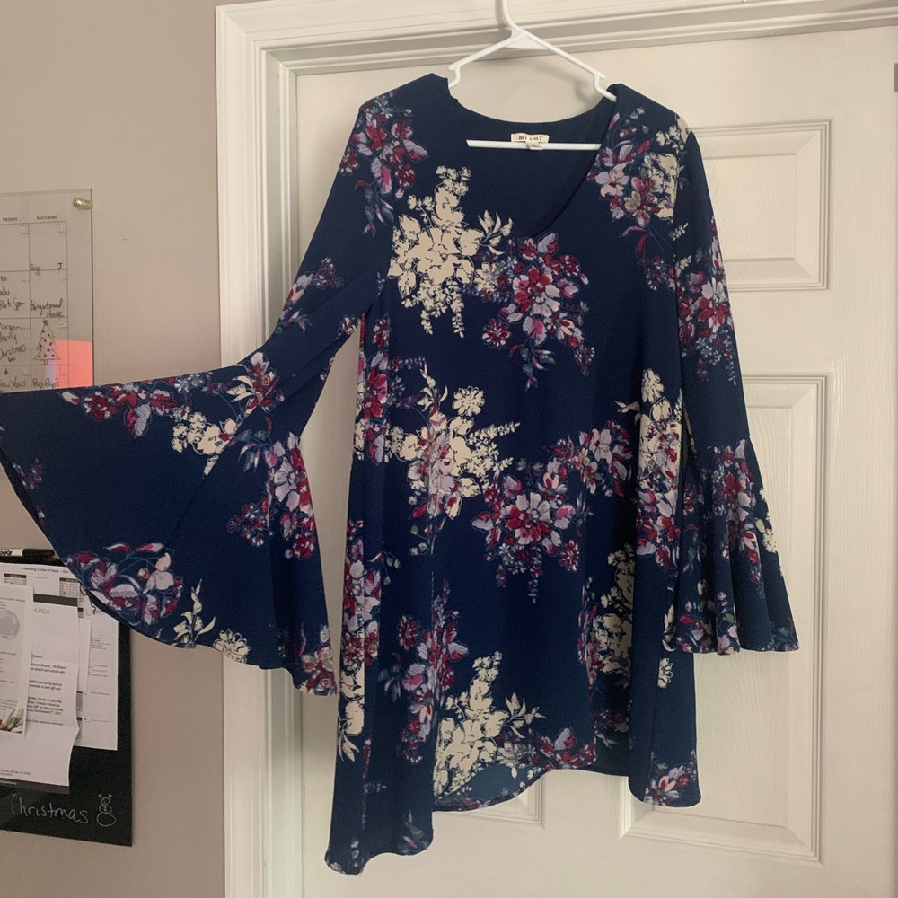 Navy floral dress -size small but can fit a medium.